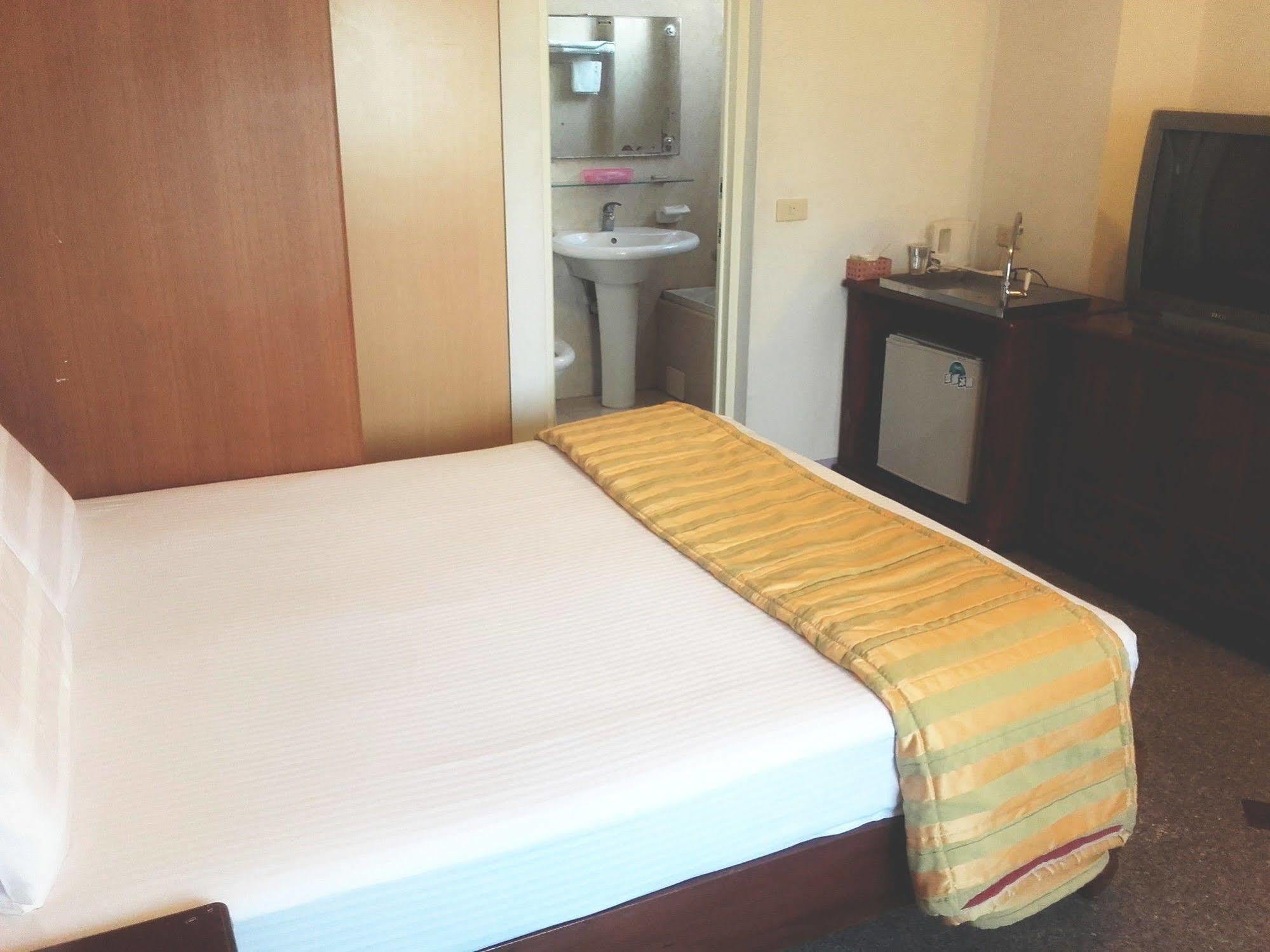 Jing Ai Hotel Luodong Bagian luar foto